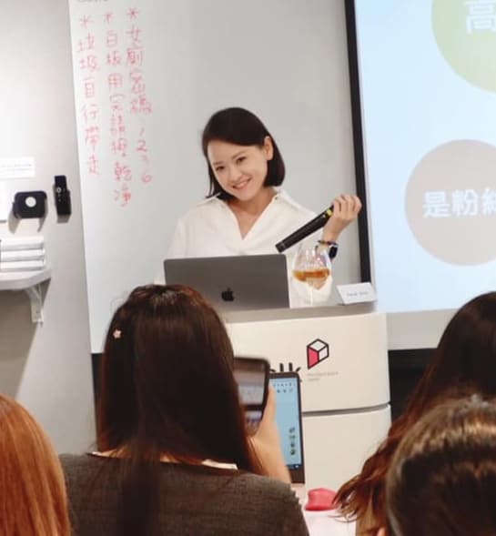莎拉在講台上演講
